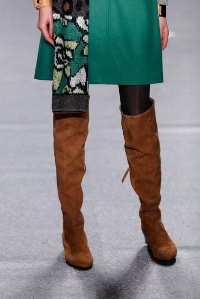 También podrías agregar una bufanda estampada, para quitarle seriedad.