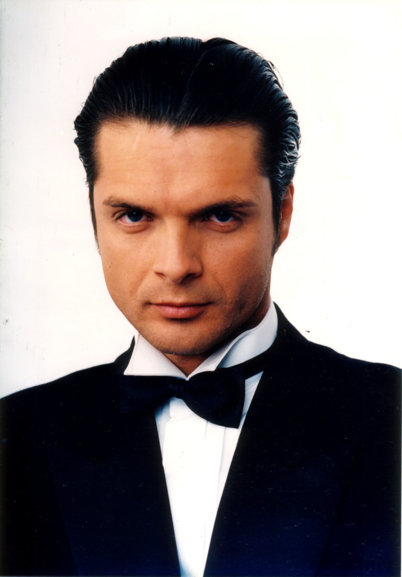 <b>Ariel López Padilla</b> regresa a la televisión con un personaje único en '
<b><a href="http://www.univision.com/series/rosario-tijeras">Rosario Tijeras</a></b>', personificando a 'Camilo Echegaray', por lo que no puedes perderte su participación en esta serie que se transmite por Univision de lunes a viernes en punto de las 10pm/9c.