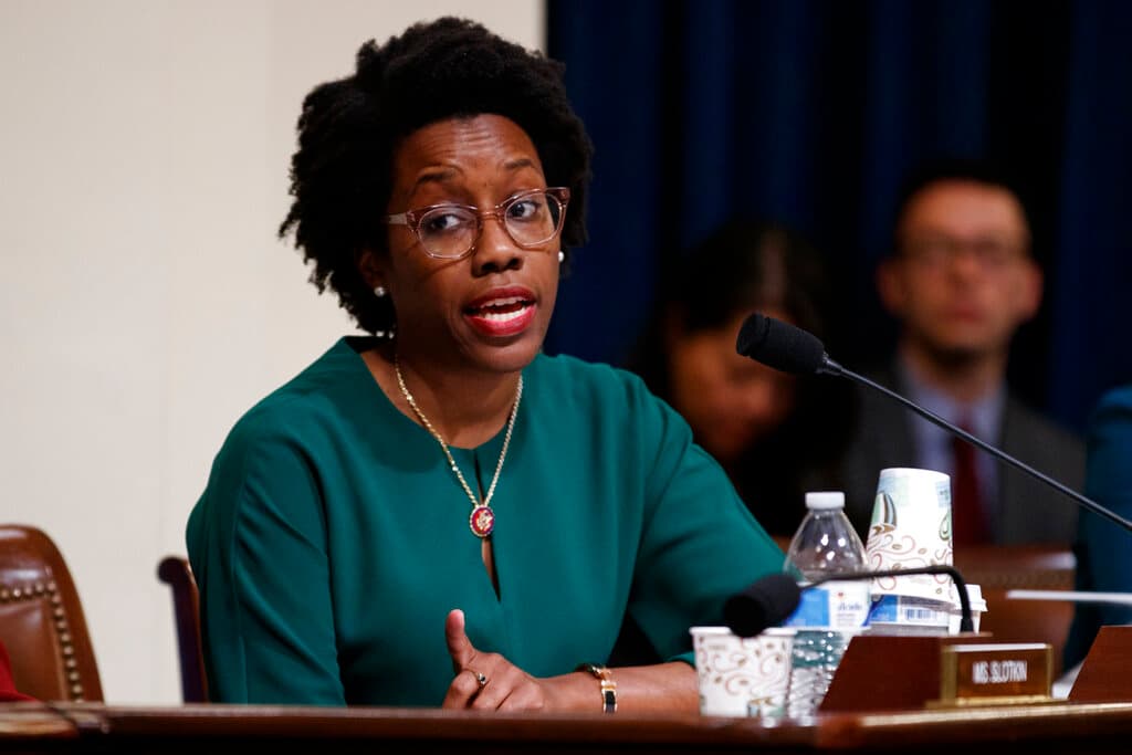 "Un intento desesperado de golpe de estado está a punto de comenzar, pero seamos claros: los resultados de las elecciones de 2020 no serán anulados. Este es el peor escenario político, y los republicanos que están desafiando la Constitución y la voluntad de los votantes deberían sentirse avergonzados", representante del distrito 14 del Congreso de Illinois, Lauren Underwood.