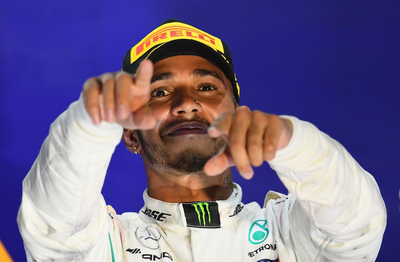 El británico Lewis Hamilton obtuvo una valiosa victoria en el Gran Premio de Singapur y apunta a un nuevo título de Fórmula 1, en una jornada para olvidar para el mexicano Sergio 'Checo' Pérez.