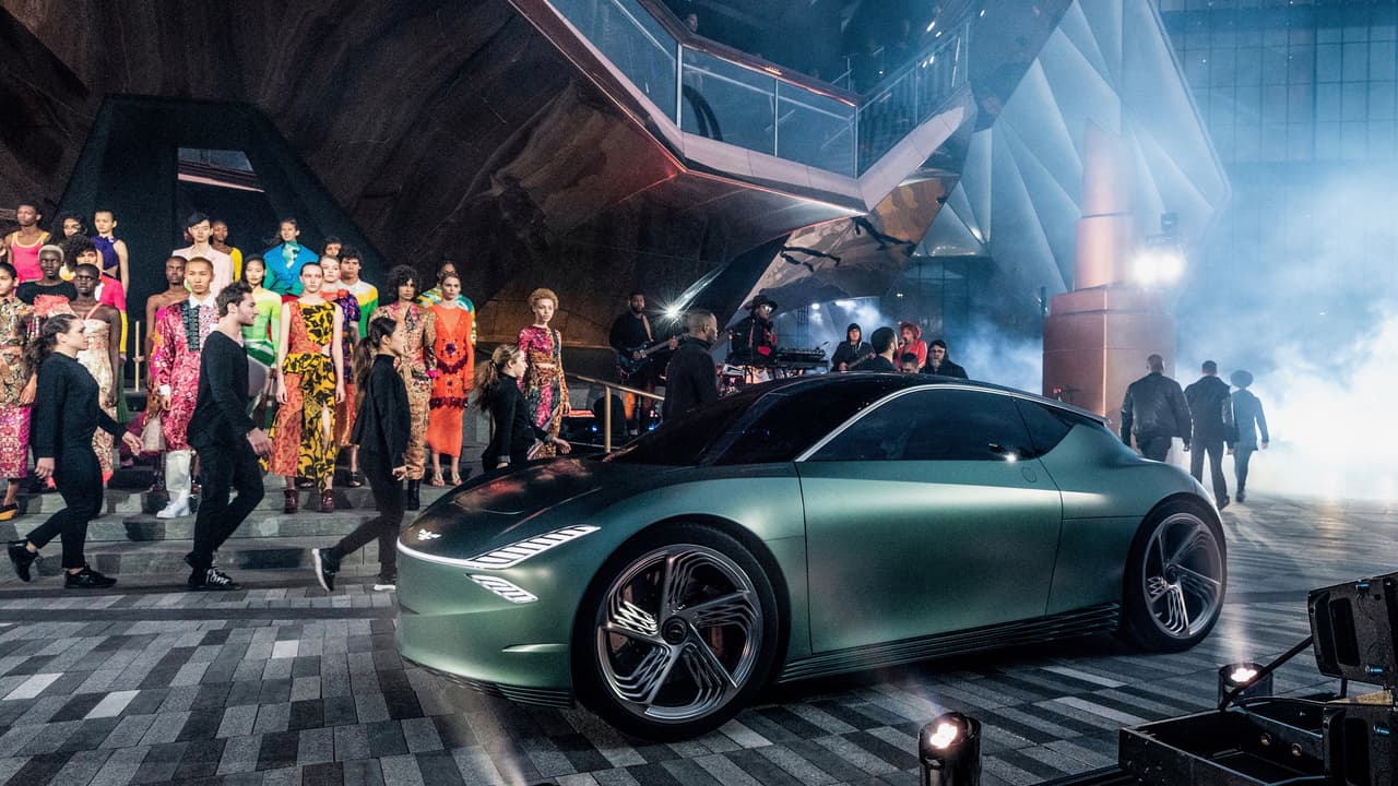 <h3 class="cms-H3-H3">Genesis Mint Concept</h3>
<br>No tenemos la menor duda de que un concepto como el Genesis Mint Concept debe helarle la sangre a la competencia. El pequeño hatchback representa el futuro del transporte urbano de lujo con credibilidad y creatividad. Ojalá y Genesis tenga las agallas de producirlo porque este concepto se las trae.