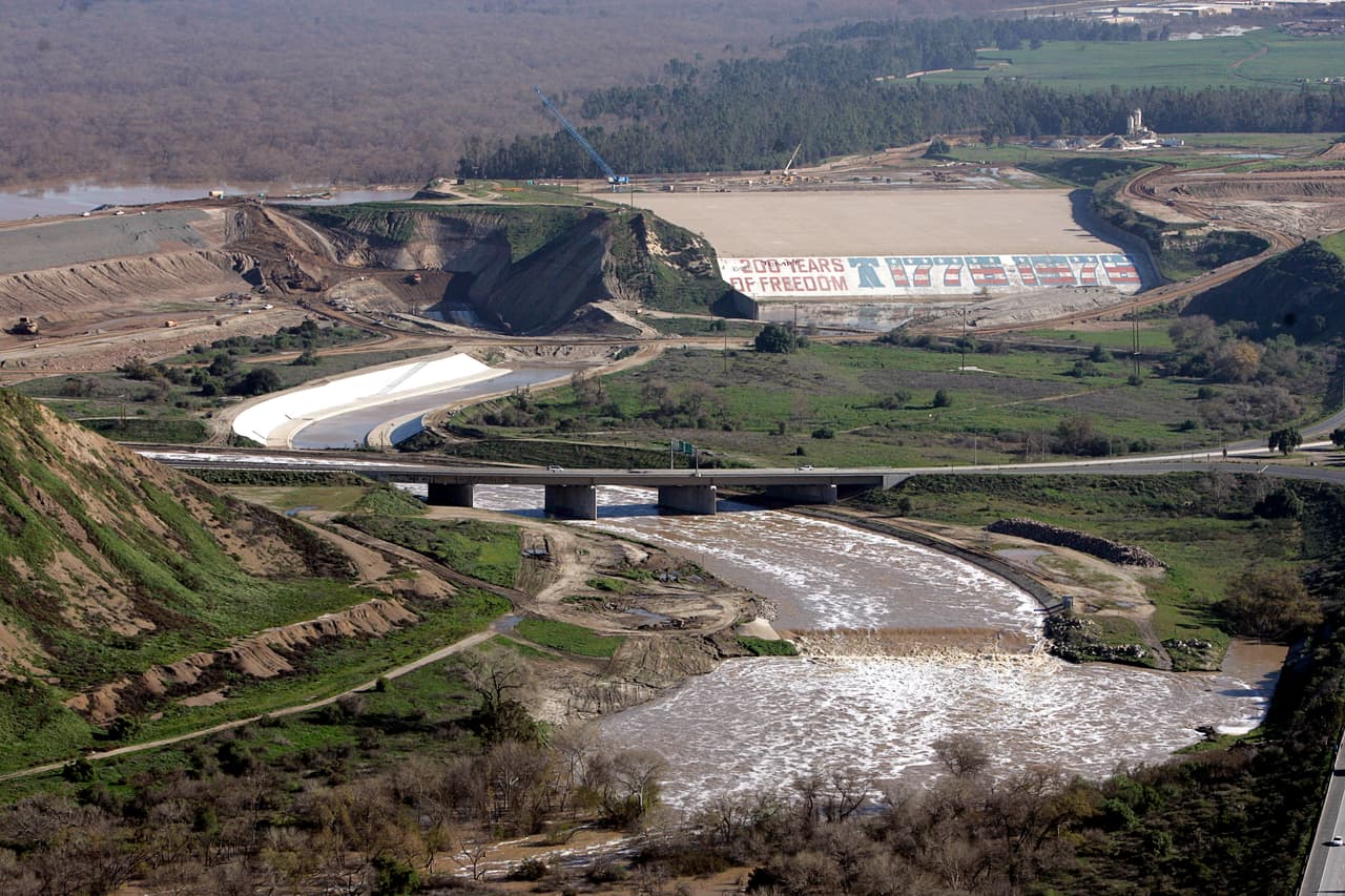 Sin embargo, las autoridades advirtieron el jueves 16, que la gran estructura de 78 años presenta deficiencias y por lo tanto riesgo de inundaciones para 1,4 millones de personas viven río abajo. 
<br>