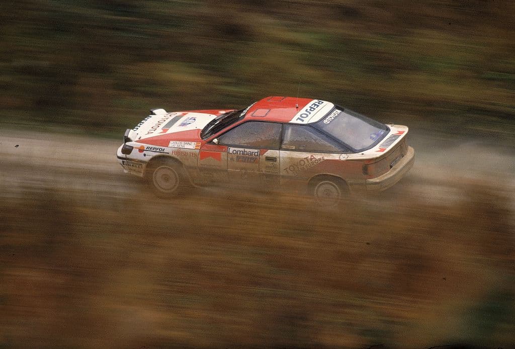 Carlos Sainz pierde Mundial de Rally a 500 metros de la meta.
<br>
<br>El Toyota se quedó varado junto a su piloto, Luis Moya, a escasos 500 metros de la meta. Los españoles hubieran campeonado de no haber sido perseguidos por la mala suerte.