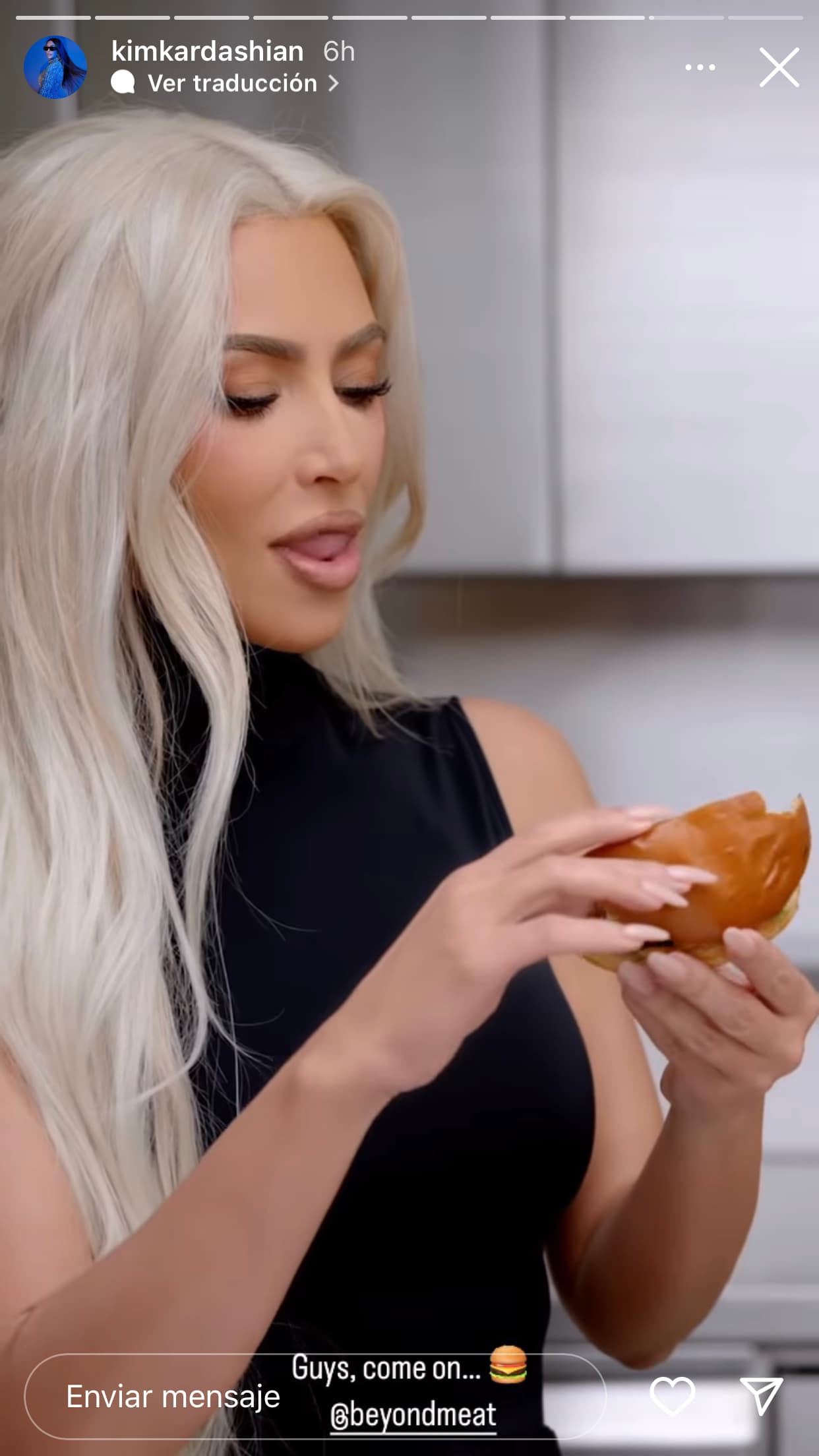 Esta vez se le ve aparentemente mordiendo filetes, salchichas y más comida vegana. 
<br>