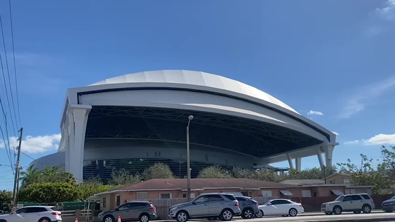 Abren un centro de vacunación contra el coronavirus dentro del Marlins Park en Miami