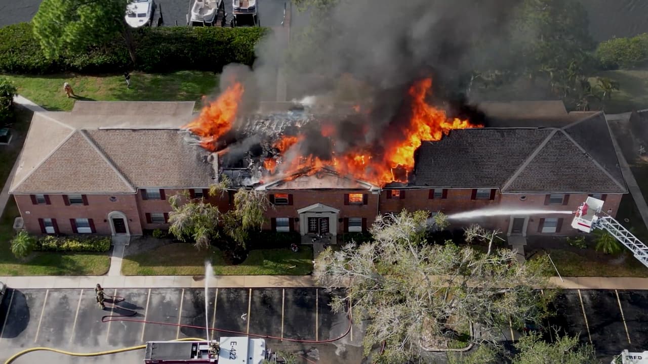 Incendio destruye edificio de apartamentos en Bradenton