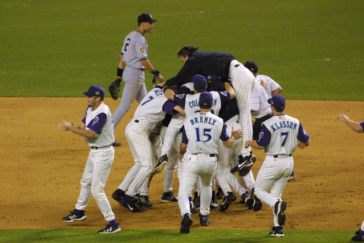 Mientras que Arizona tenía en sus filas a dos experimentados como Randy Johnson y Curt Schilling, que se convertiría en pieza clave para imponerse al legendario equipo neoyorkino.