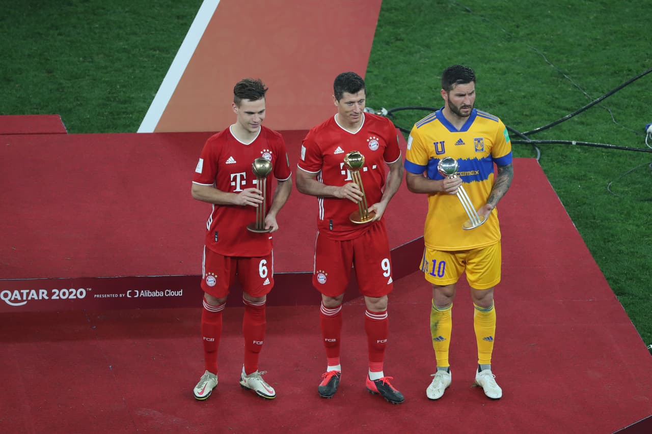 Los tres jugadores más valiosos del evento junto con sus trofeos.