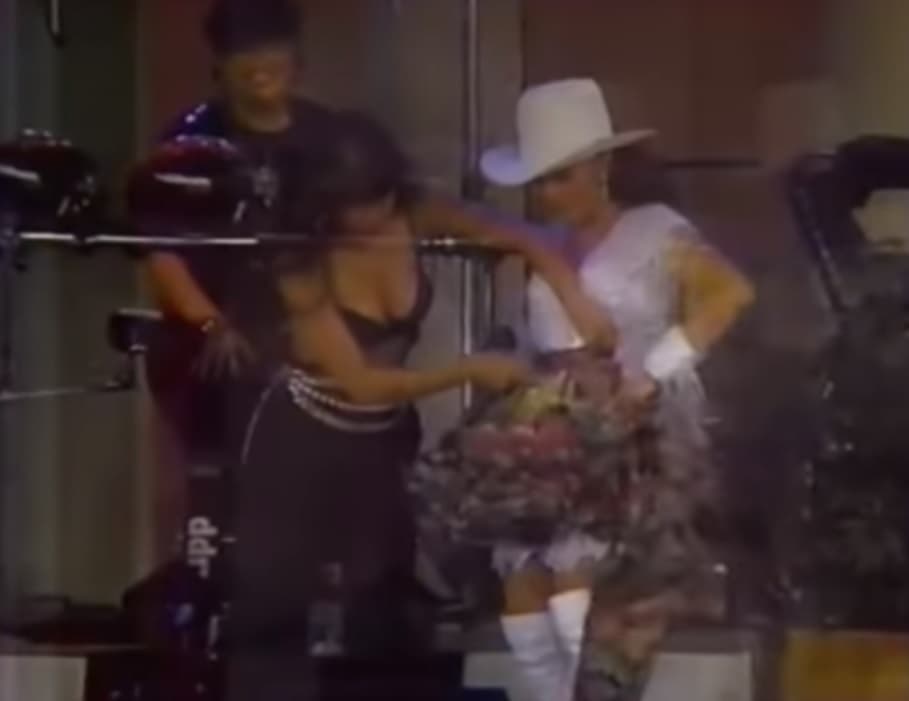 Al abrir la caja, Verónica Castro se dio cuenta que se trataba de un conjunto de chamarra y minifalda de mezclilla con holanes.