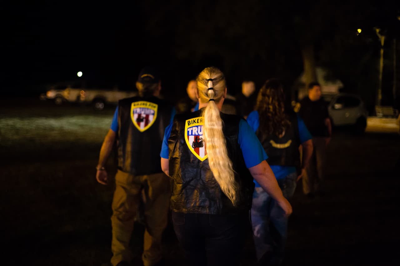 Un grupo de 'Moteros por Trump' asistió al acto, llevando camisetas que muestran su apoyo al presidente.