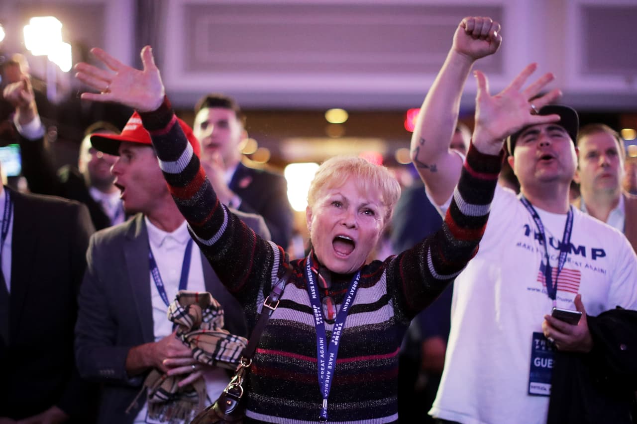 Algunos eufóricos en la fiesta republicana, al conocer los resultados electorales de Donald Trump en algunos estados.
<br>