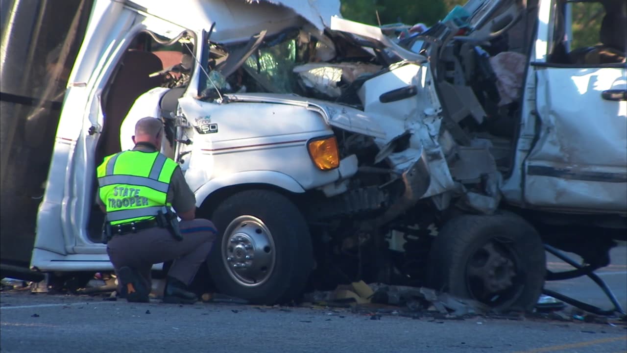 Investigadores del Departamento de Seguridad Pública de Texas realizan las pesquisas iniciales en el lugar de la colisión.