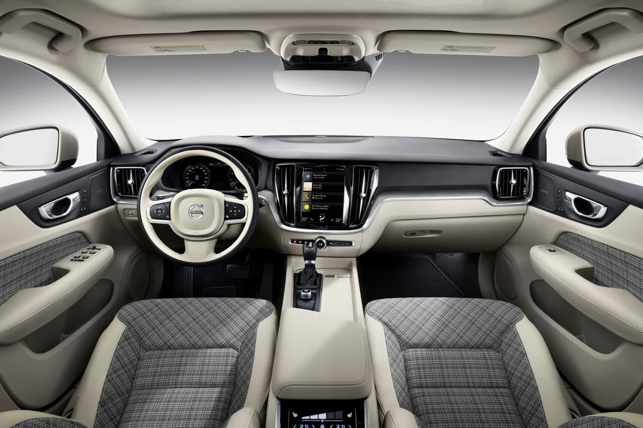 <b>Cabina refinada y espaciosa</b>
<br>
<br>Una vez en el interior, el Volvo V60 transmite una sensación de calma, balance y calidad. Los asientos son extremadamente cómodos, hay muchos puntos de contacto suaves y elementos agradables a la vista por su fino acabado.
<br>