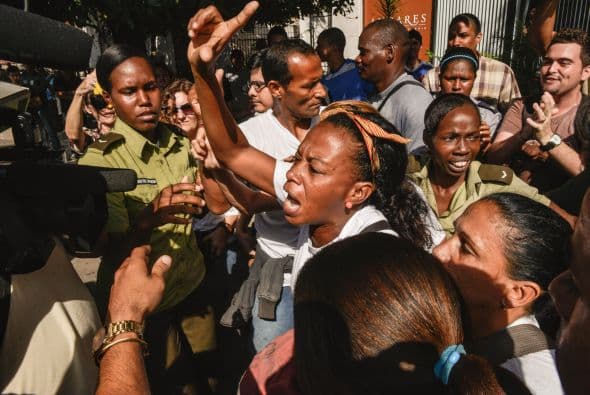 El hostigamiento a las "Damas de Blanco" por una turba oficialista cuando pretendían manifestarse en La Habana fue la nota discordante en la conmemoración del Día Internacional de los Derechos Humanos en América Latina. El grupo de mujeres disidentes se congregó hoy en un concurrido punto de la capital cubana precisamente para emprender una caminata con motivo de la jornada internacional, pero no pudo hacerlo debido al acoso de una multitud que las llamó "ratas inmundas", "gusanas" y "mercenarias", entre otros insultos. También otros grupos opositores cubanos fueron objeto del hostigamiento oficialista, como el caso de "Estado de SATS", un proyecto de discusión crítica que dirige Antonio González Rodiles y que este miércoles celebró en su casa una actividad para celebrar el aniversario de la Declaración Universal de los Derechos Humanos. A unos metros de la vivienda el oficialismo organizó actividades festivas y juegos con la asistencia de varias decenas de escolares, mientras sonaban en un altavoz canciones de Silvio Rodríguez. En unas declaraciones a Efe, González Rodiles lamentó que el Gobierno de Cuba entienda el Día de los Derechos Humanos como una jornada de "confrontación" y calificó de "realmente bajo" usar a los niños "para estas cosas.