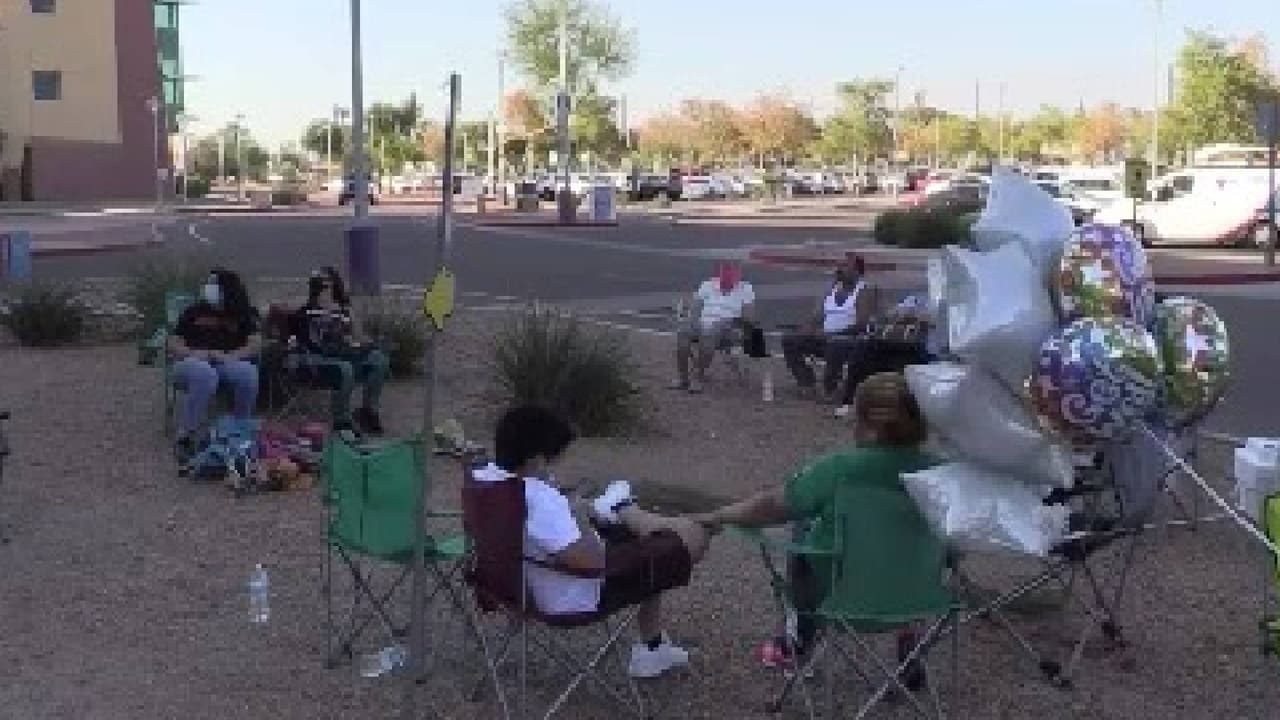 La policía todavía busca a los responsables. Si usted tiene información al respecto puede llamar al 480-837-8446. 
<br>