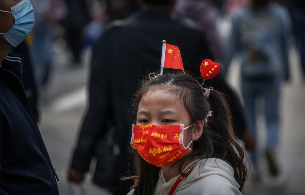 Aunque en esta celebración varios millones de chinos suelen viajar al exterior, este año, las restricciones de visado y los requisitos de cuarentenas de algunos países, así como la falta de vuelos internacionales y la segunda ola de covid-19 que castiga a Europa, han hecho que los viajeros chinos opten por el turismo nacional.