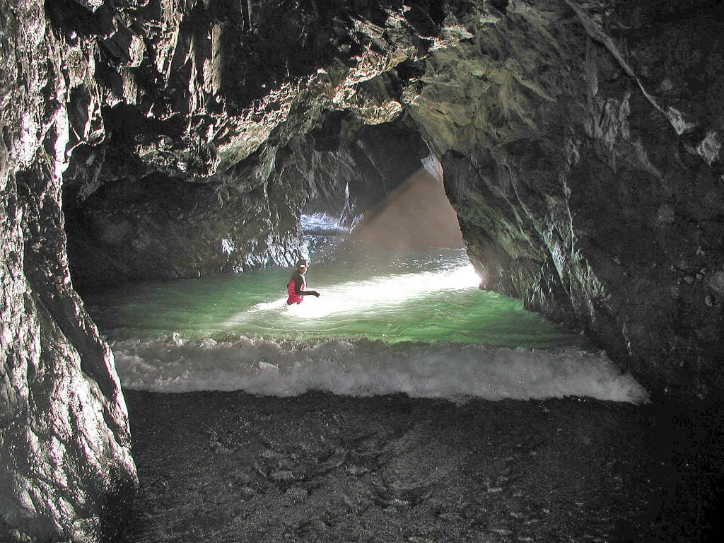 <b>Cueva en Van Damme State Park en Mendocino, California</b>
<br>El parque está localizado en el 8001 CA-1, Little River, en la comunidad de Mendocino. Debido a la pandemia del coronavirus los campamentos están limitados a grupos pequeños. La cueva en la playa estatal es hermosa, pero también puede ser intimidante y peligrosa por lo que te recomendamos la visites con uno de los múltiples guías de la zona.