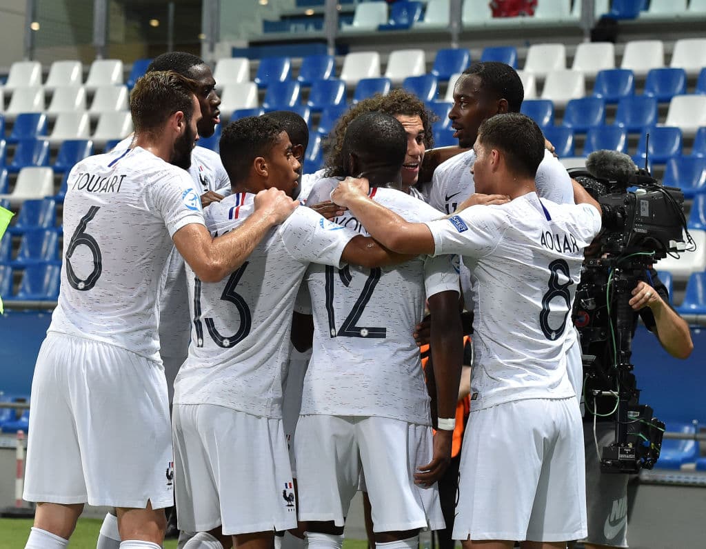 Desde el punto de penalti Mateta adelantó 1-0 a los galos temprano en el partido.