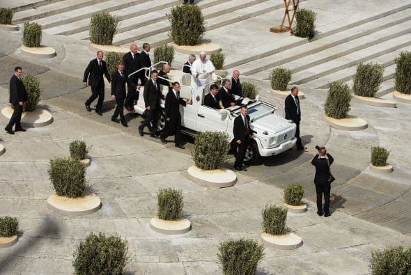 Los agentes encargados de su seguridad sufren un poco con la llaneza del Papa.