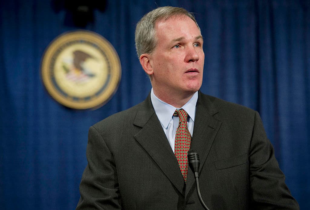 CHICAGO, IL - 24 DE MAYO: El fiscal federal Patrick J. Fitzgerald habla con los reporteros durante una conferencia de prensa el 24 de mayo de 2012 en Chicago, Illinois. Fitzgerald anunció en la conferencia de prensa que dejaría el cargo el 30 de junio de ese año, después de haber servido en el puesto desde el 1 de septiembre de 2001. Además de enviar a dos gobernadores de Illinois a prisión por condenas de corrupción, Fitzgerald también llevó a juicio casos de alto perfil de terrorismo y crimen organizado en su carrera como fiscal de más de 25 años.