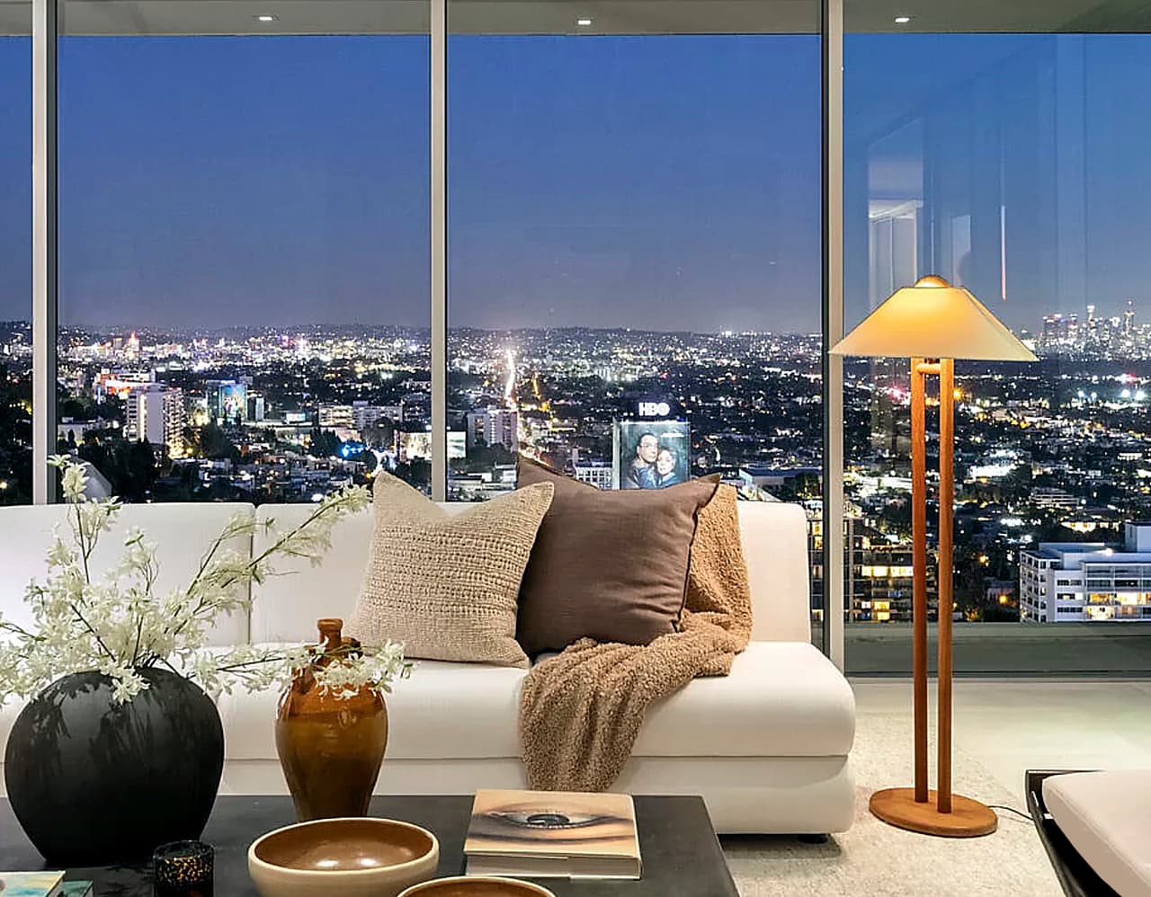 De noche, el apartamento es de ensueño: las luces de Hollywood se extienden en el horizonte.