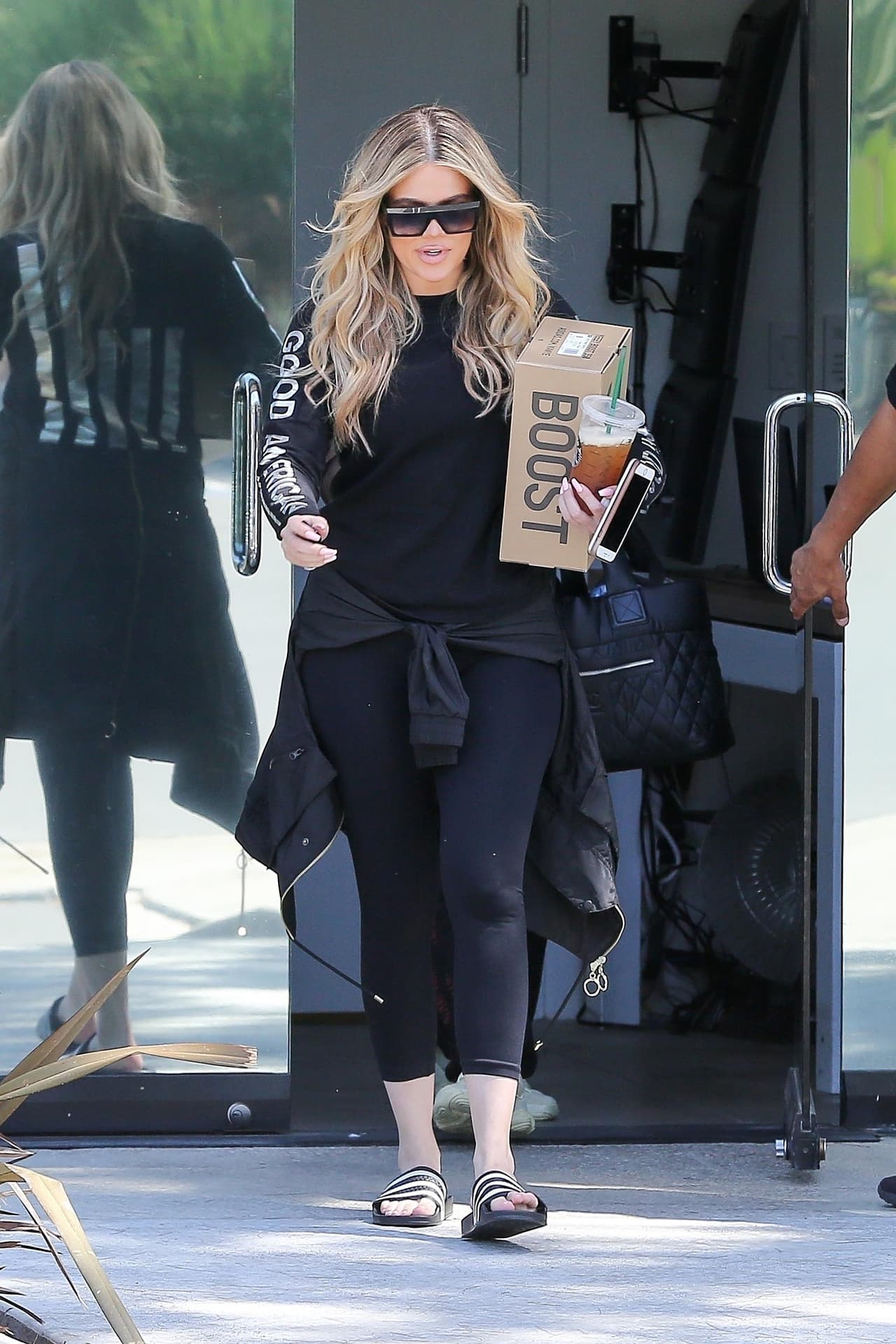 El tema "definitivamente será abordado, pero no saben qué tanto. Ellos pueden grabar horas, pero al final 
<b>Khloé es una de las productoras ejecutivas</b> y tendrá la última palabra sobre qué va al aire", aseguró otra de las fuentes.