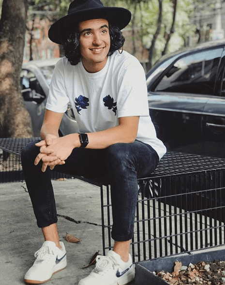 Recientemente el joven actor reveló en entrevista a ‘Las Estrellas’, su gusto por la música y futuros planes. “Me gusta mucho escribir mis propias canciones, de hecho, yo compongo canciones, así que me gustaría ser cantante. Si no fuera actor, escogería el camino de la música”. 
<br>