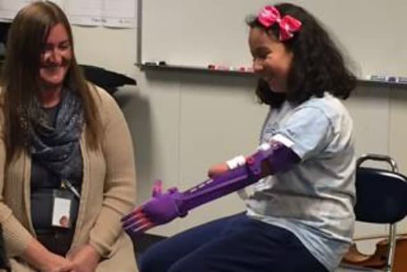 Sin embargo, aprendió a tocar el instrumendo sosteniendo el arco con la ayuda de un vendaje elástico.