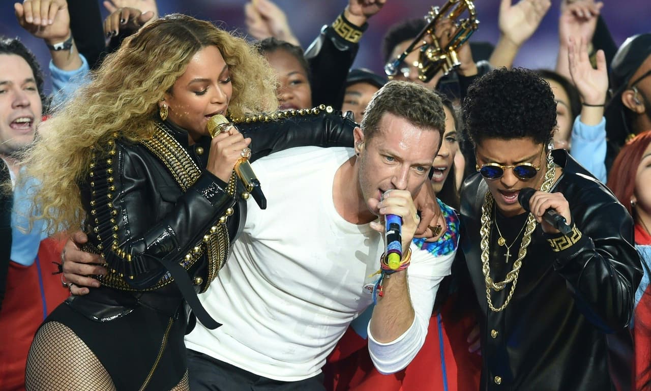 De nuevo en una mezcla de estilos y figuras, Beyonce, Bruno Mars y Coldplay se robaron la fiesta en la presentación del 2016.