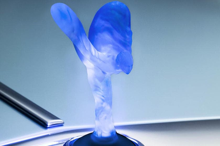 <b><u>Ornamento Espíritu de Éxtasis - Rolls-Royce</u></b>
<br>En sus más de 100 años de historia la marca británica de carros de lujo ha aprendido mucho de sus clientes. Uno de los accesorios mas caros que los compradores pueden elegir es la personalización del ornamento sobre el capó.
<br>