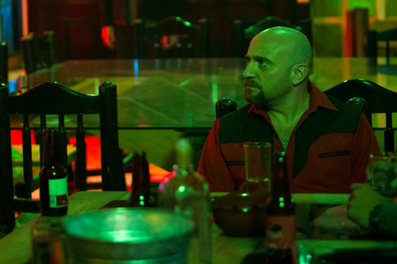 En 
<a href="http://www.univision.com/series/la-piloto"><b>La piloto</b></a>, 
<a href="http://www.univision.com/series/la-piloto/natasha-dominguez-es-amanda-cuadrado-en-la-piloto"><b>Amanda</b></a>, 
<a href="http://www.univision.com/series/la-piloto/veronica-montes-es-lizbeth-alvarez"><b>Lizbteh</b></a>, 
<a href="http://www.univision.com/series/la-piloto/macarena-agacha-es-olivia-nieves-en-la-piloto"><b>Olivia</b></a> y 
<a href="http://www.univision.com/series/la-piloto/livia-brito-es-yolanda-en-la-piloto"><b>Yolanda</b></a> vivieron un momento angustiante en el bar con la llegada de varios misteriosos hombres que comenzaron a molestarlas.