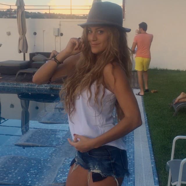 Le encanta comer paella y los chiles en nogada. El color que más le gusta es el verde.