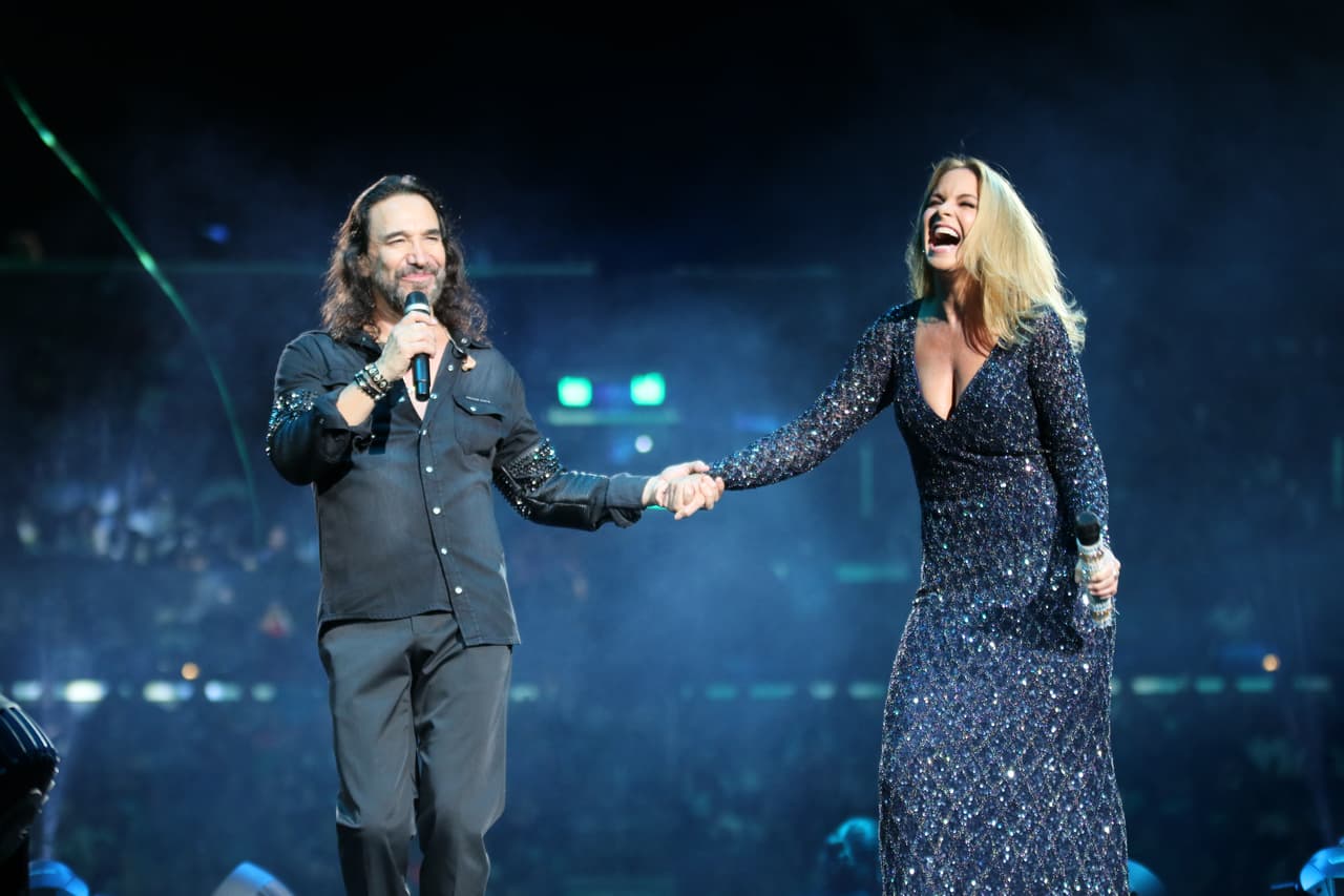 Photo © 2016 Photo Gamma Group/The Grosby Group Los Angeles, October 08, 2016. Marco Antonio Solis performing at Staples Center as a part of "Por Amor Amor Tour 2016" celebrating his 40 years of career. He invited Jesse & Joy, Lucero, his daughters Beatriz Adriana, Alison and Marla Solis.