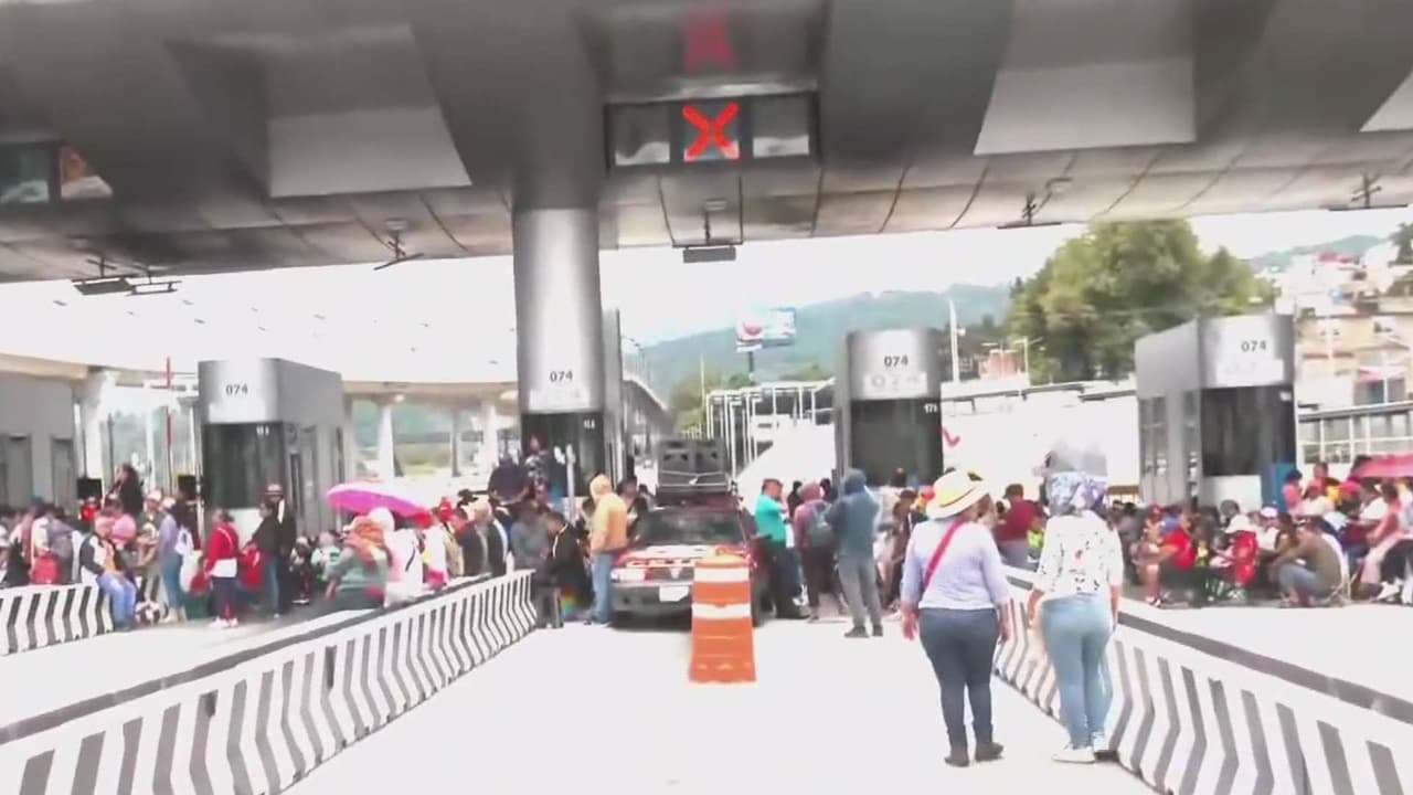 Maestros de la CNTE toman la caseta México-Cuernavaca tras días de protestas en la capital