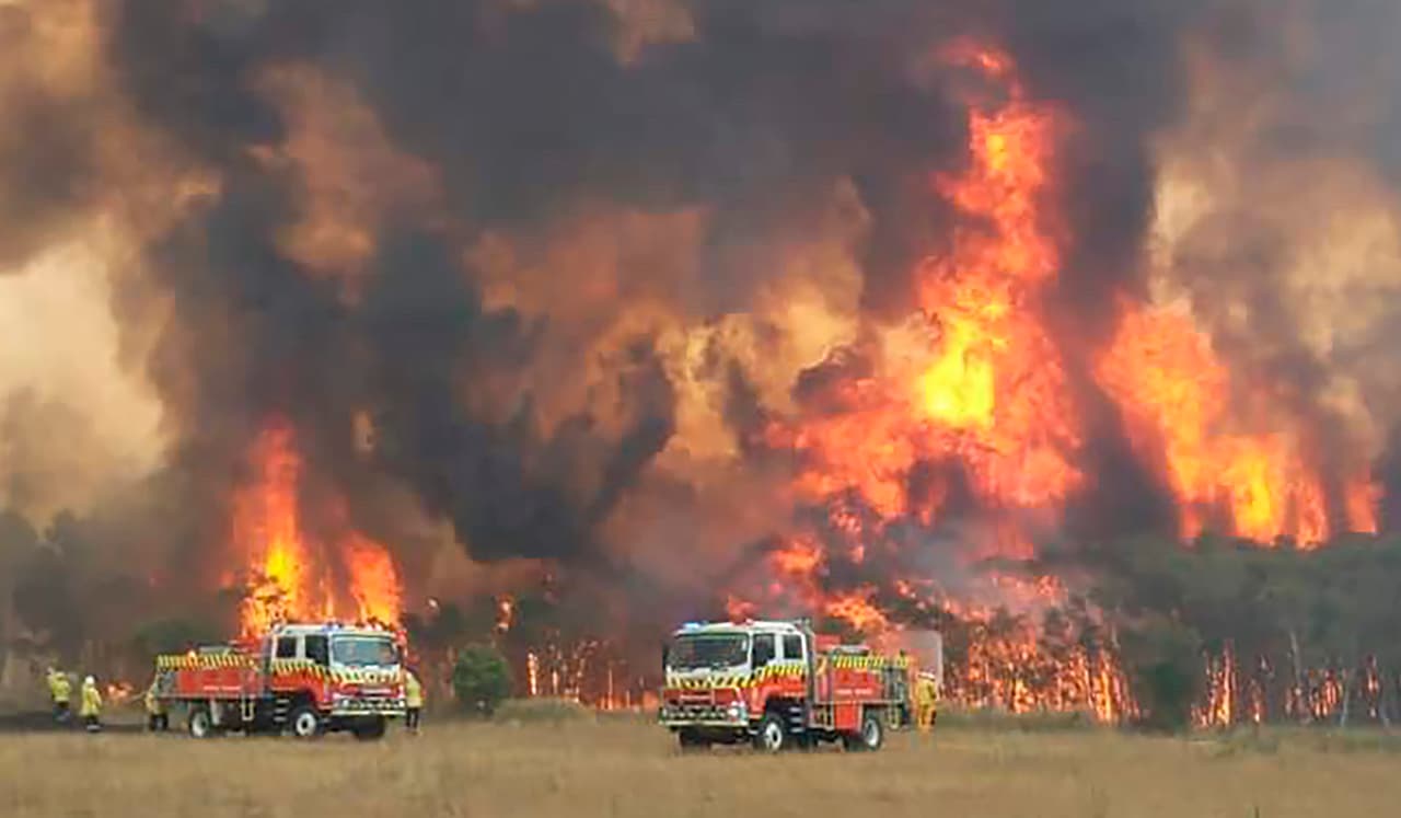 Los bomberos tuvieron grandes dificultades para socorrer a personas con quemaduras en áreas aisladas. Al menos tres de ellas fueron evacuadas por aire, según el jefe de bomberos del estado de Nueva Gales del Sur, Shane Fitzsimmons.