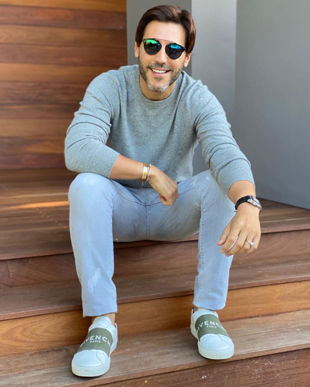 Siempre se puede lucir bien. Nuestro Quique Usales nos da muestra de lo sencillo y favorecedor que puede resultar vestir monocromático.