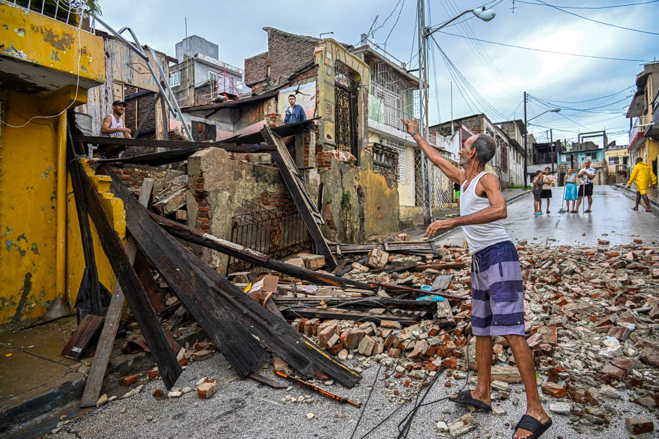 Muchos de los residentes también sufrieron con el derrumbe de sus casas, que no aguantaron los vientos huracanados, sumados a las lluvias torrenciales del huracán Melissa.
<br>
