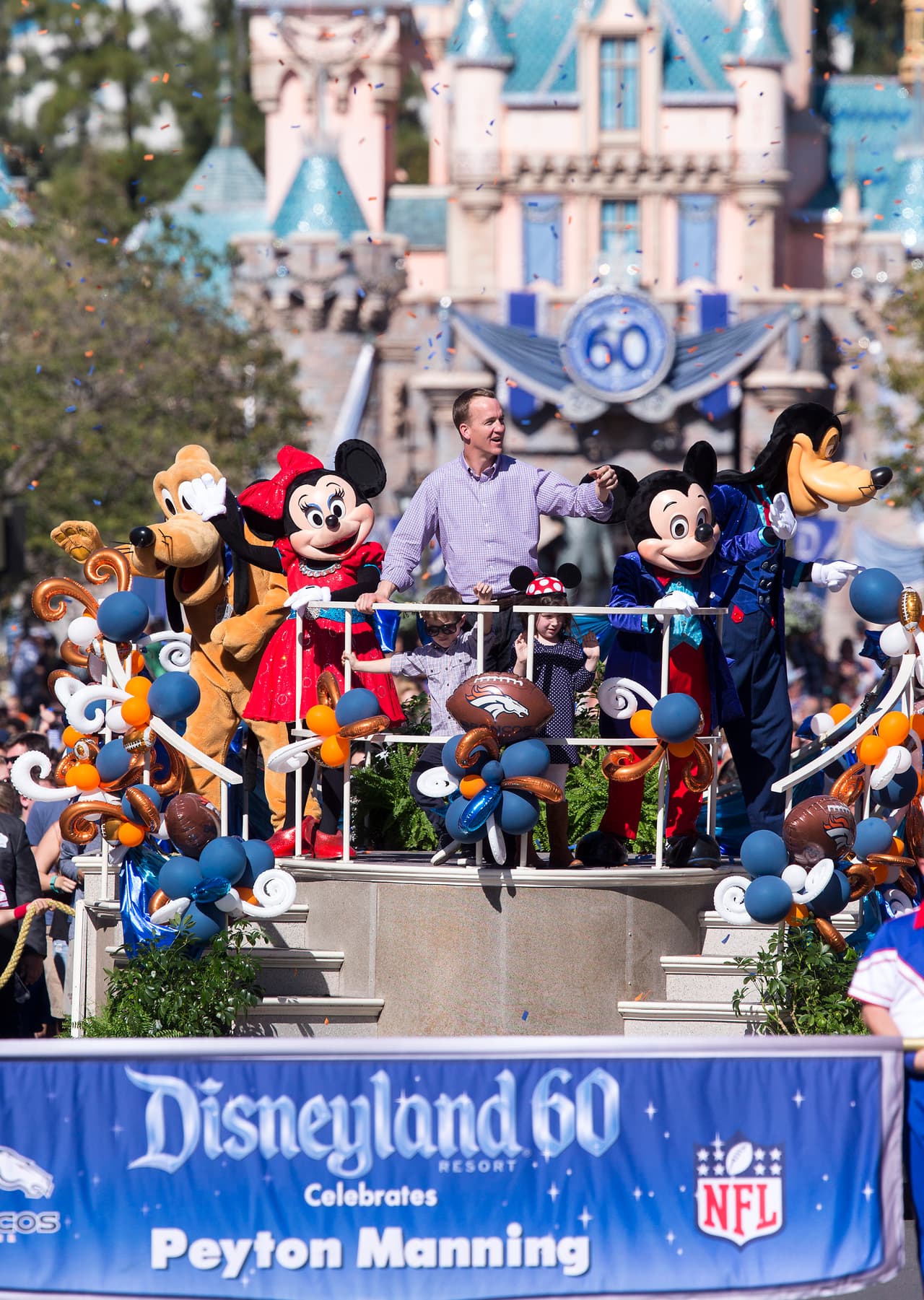 Disneylandia destacó que esta es una tradición que se inicio en 1987 con Phil Simm, de los New York Giants y después han sido invitados algunos de los pasadores ganadores del Super Bowl.