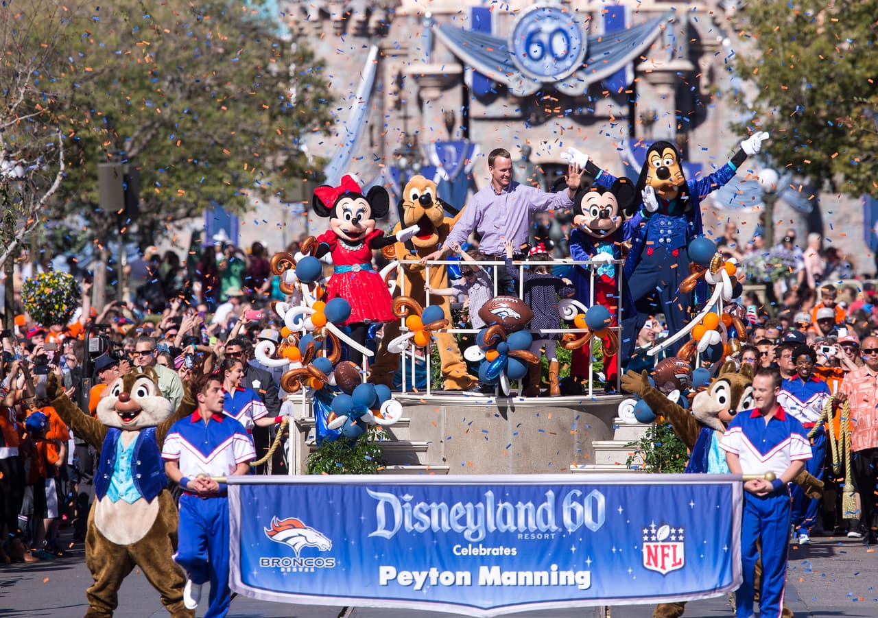 Tras ganar el Super Bowl 50, el mariscal de los Denver Broncos, Peyton Manning, celebró su victoria en Disneylandia, el llamado lugar más feliz de la Tierra, en Anaheim, con sus dos hijos gemelos.