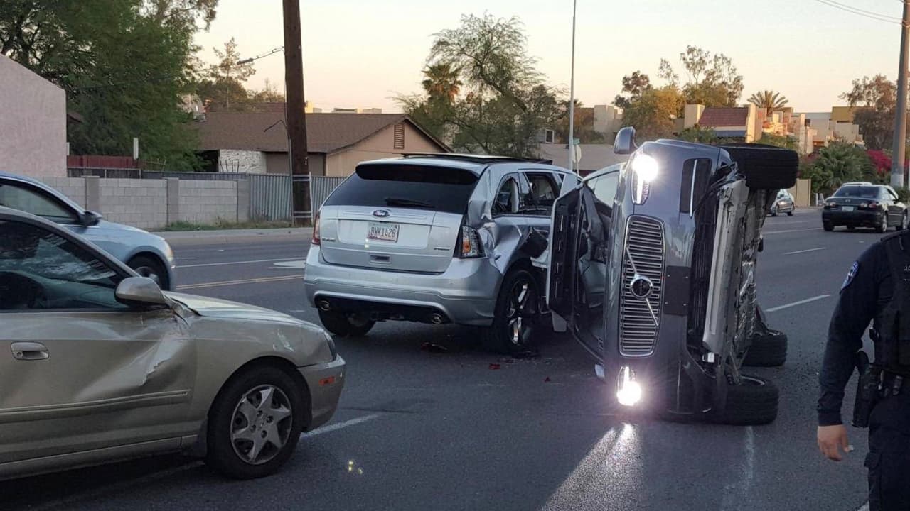 Uber retira vehículos autónomos tras muerte de peatona en Arizona