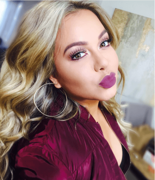 Con su esfuerzo y trabajo continuo, ella logró quitarse el estigma de ser "La hija de la Diva de la Banda", para ser reconocida como Chiquis Rivera.