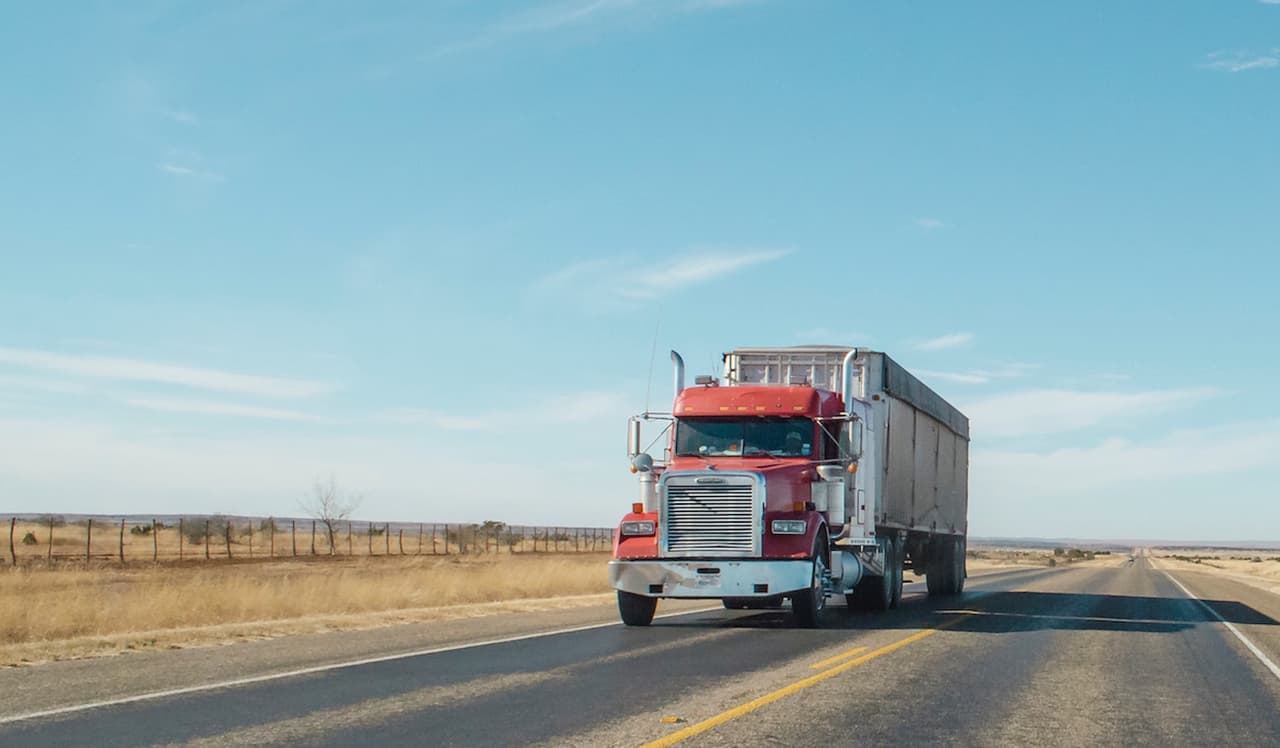 Tres muertos después de que un carro quedó atrapado debajo de un camión semirremolque