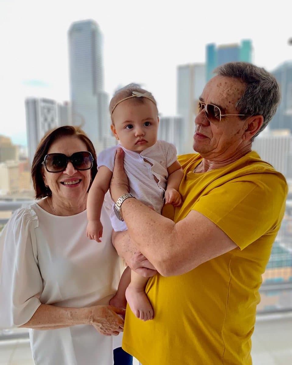 Chloé está rodeada de personas que la aman y protegen, como sus abuelos, quienes no se pierden ni un solo momento de su crecimiento.