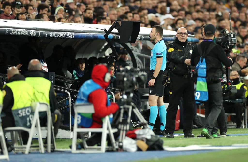 El árbitro Felix Zawayer marca el penal con ayuda del VAR.