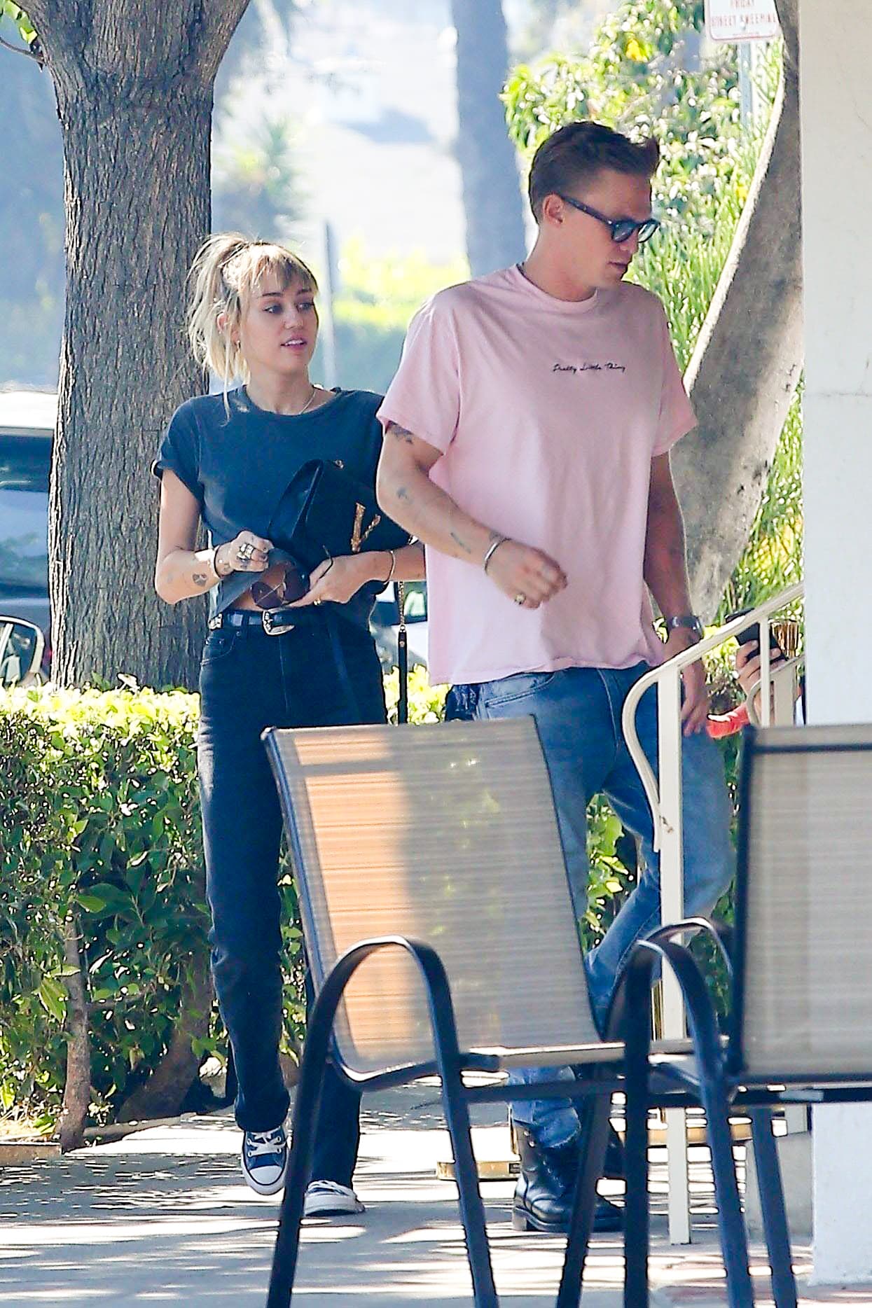 Aunque han hecho pública su relación, un informante dijo a E! News que "
<b>Miley ama su libertad</b> y solo se está divirtiendo".