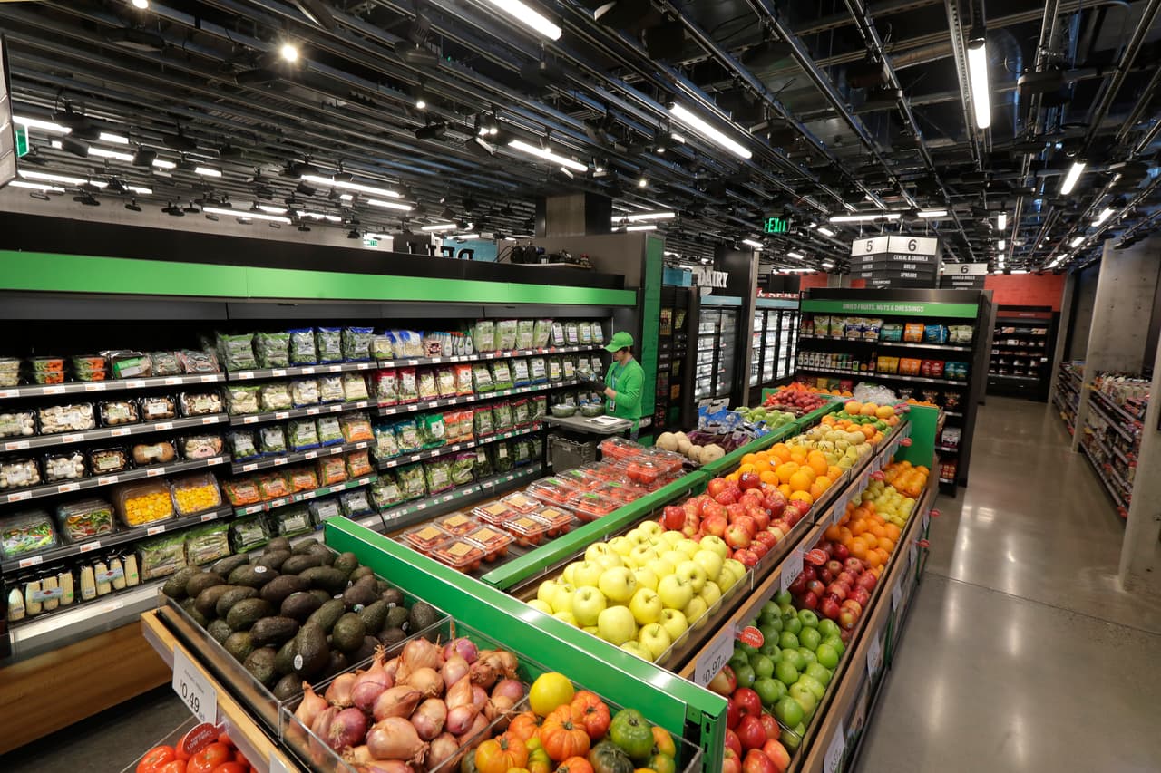 Además de frutas y verduras, estas tiendas ofrecen todo tipo de comestibles. La compañía Amazon adquirió en 2017 la cadena de supermercados Whole Foods con 500 sucursales y ha ampliado su servicio de entrega de comestibles a domicilio
