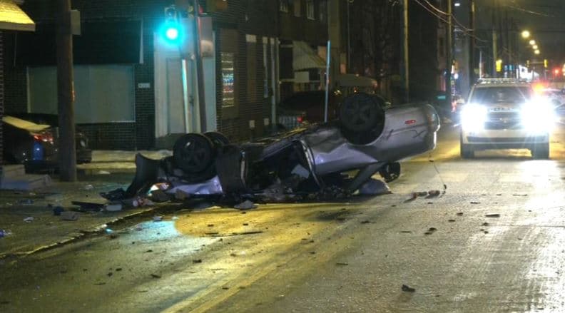 La Policía dijo que el conductor viajaba hacia el este a gran velocidad cuando se resbaló en la carretera cubierta de hielo y golpeó un poste.