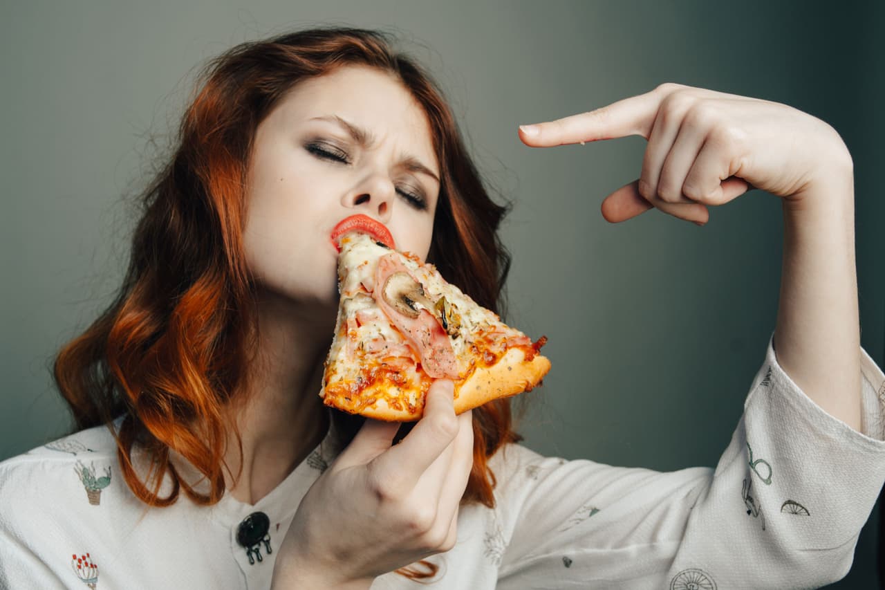 <b>ARIES</b>
<br>Son muy directos y entusiastas a la hora de comer; sugieren lugares, son los primeros en llegar a comer, en querer que les tomen la orden, en que todo esté como ellos quieran. Son de muy buen diente, suelen dejar el plato limpio y si les encanta lo que están comiendo lo dirán abiertamente, con la boca llena, no por groseros sino porque no pueden esperar a que todos sepan lo rico que está lo que están disfrutando.