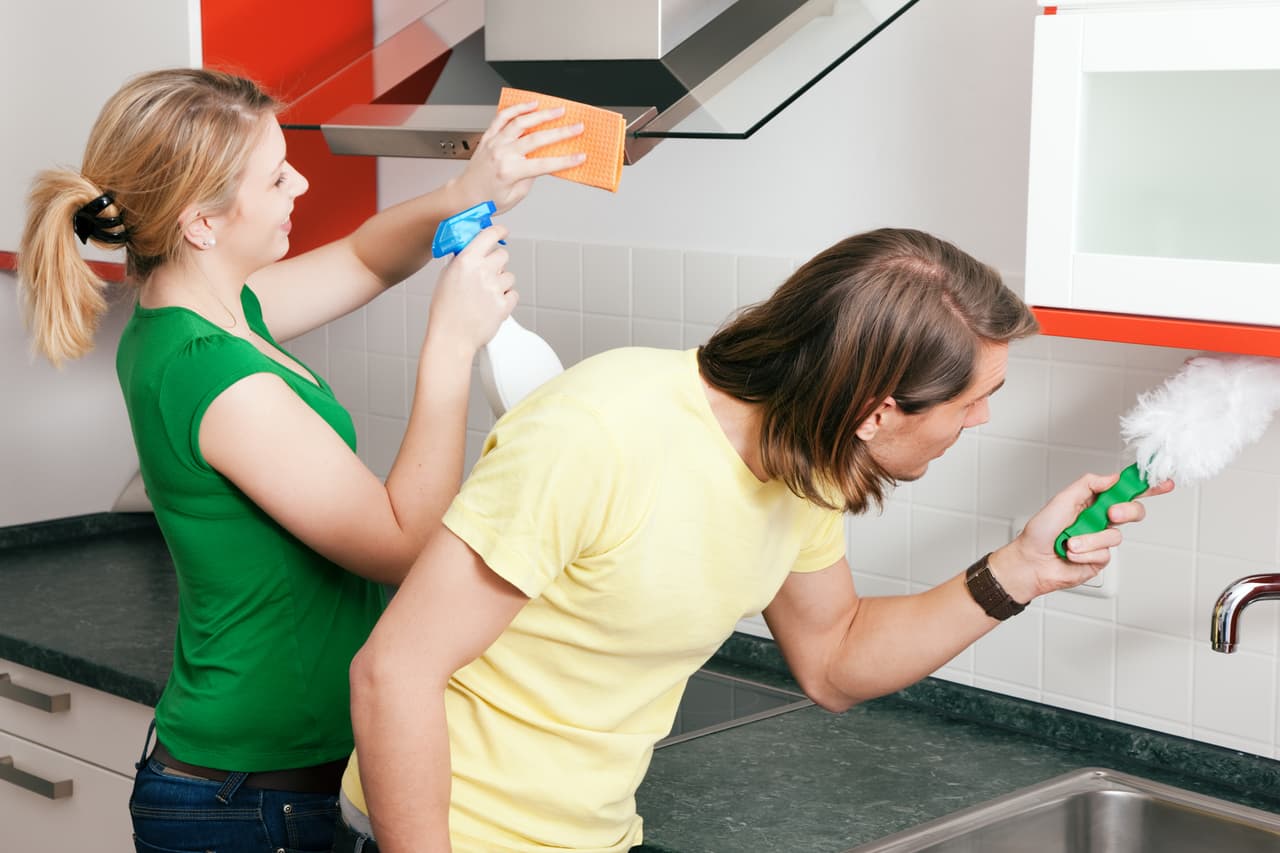 Sólo tendrás que realizar una mezcla de vinagre y agua, y limpiar las paredes, muebles y cualquier otra cosa en donde creas que se ha impregnado el olor.