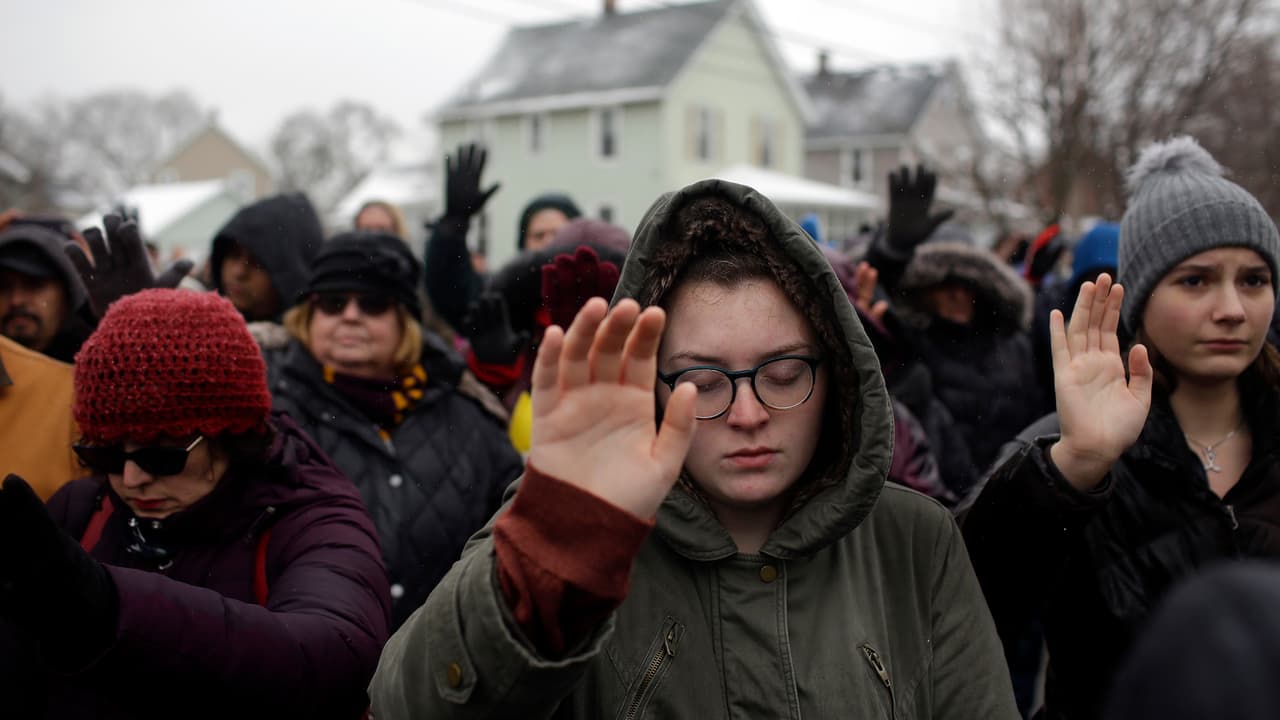 El 17 de febrero, gente asistió a rezar por las cinco víctimas que perdieron la vida a manos de un hombre armado. El autor de la masacre fue identificado por la policía como Gary Martin de 45 años. El tirador había sido despedido momentos antes de que abriera fuego sobre sus colegas de la empresa.